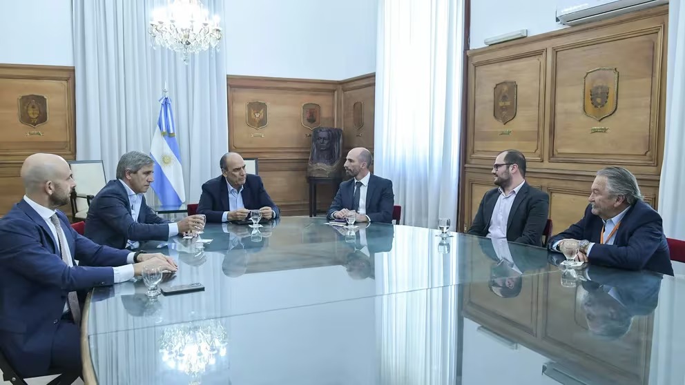 Caputo, Guillermo Francos y Franco Mogetta reunidos con representantes de GOL.