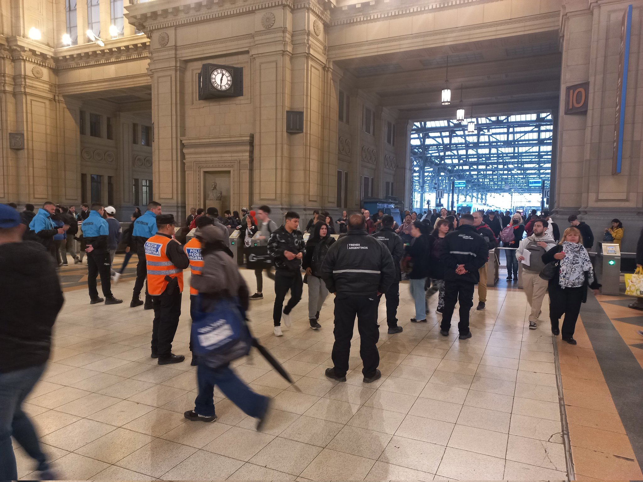 Atención pasajeros: Tras el aumento de trenes, hay gran despliegue de la policía para controlar que no salten molinetes