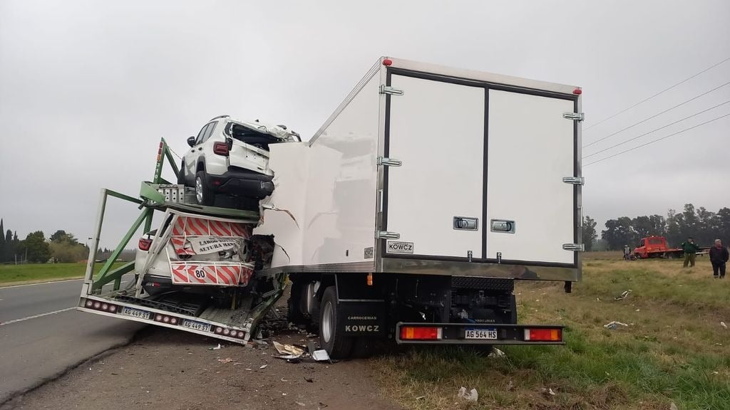 Los Bomberos trabajaron en el rescate del cuerpo del conductor del camión Iveco.