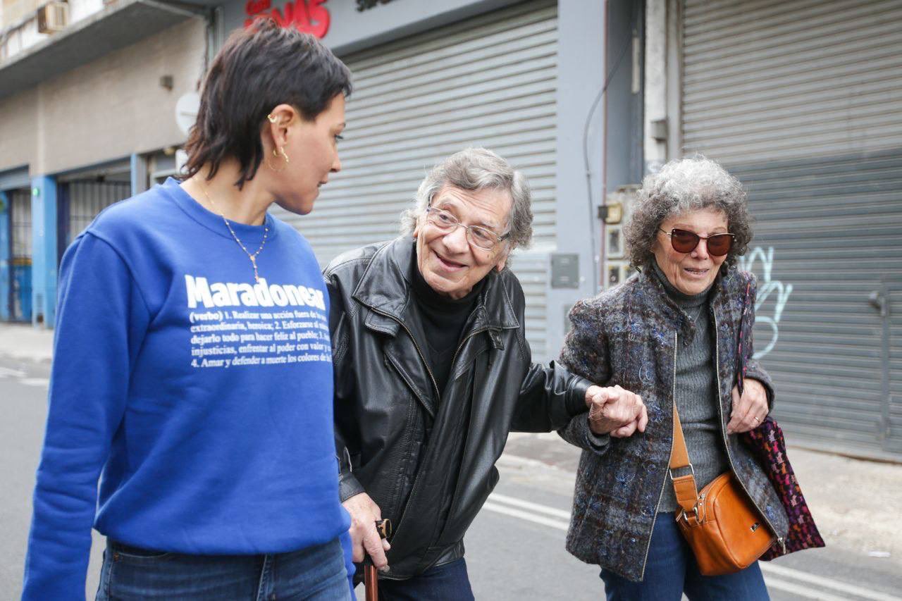 Mayra Mendoza acompañó a los jubilados en la protesta contra el veto a la ley de movilidad jubilatoria