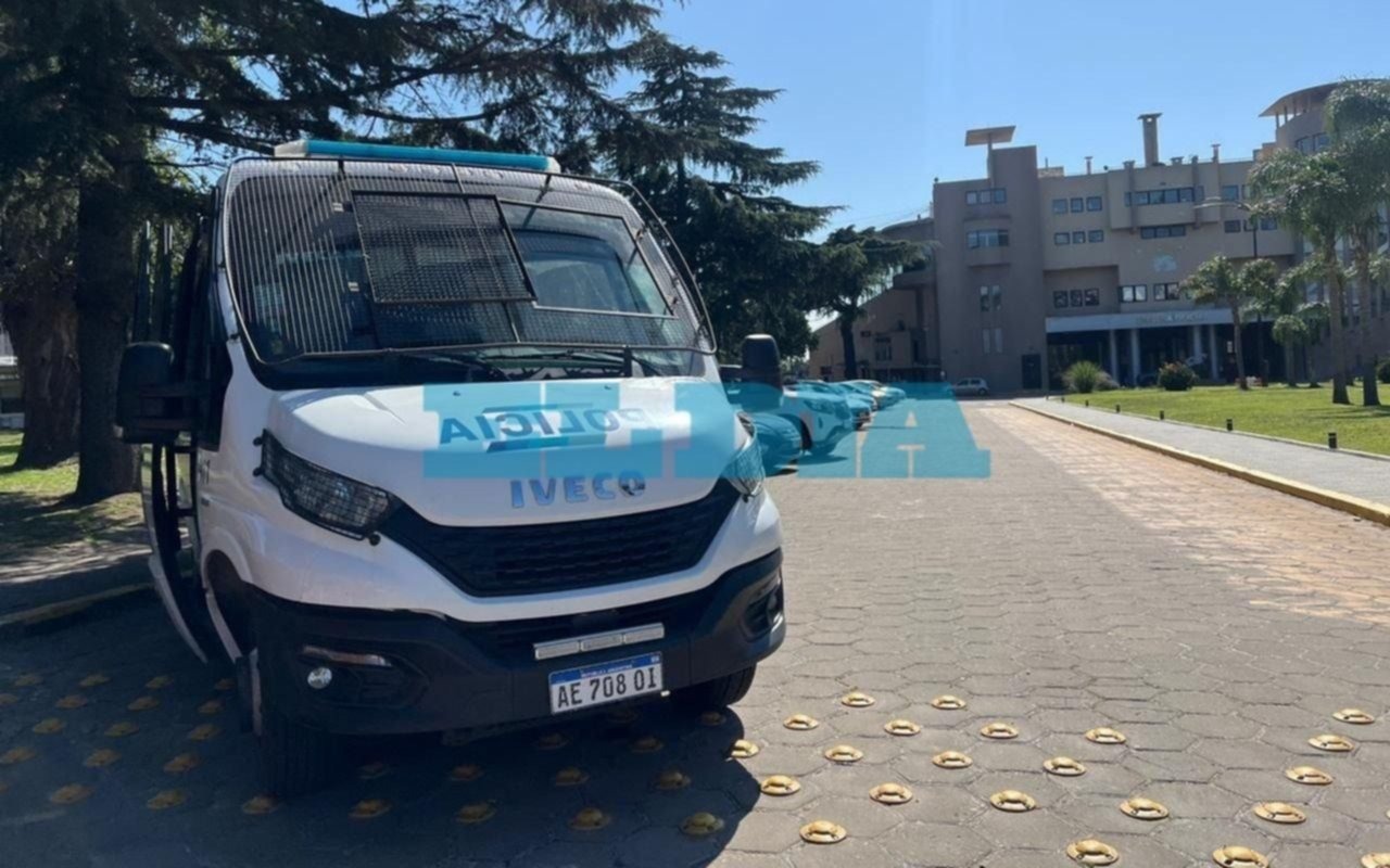Un camión de la Policía Bonaerense se encuentra apostado en la playa de estacionamiento entrada. FOTO: El Día.