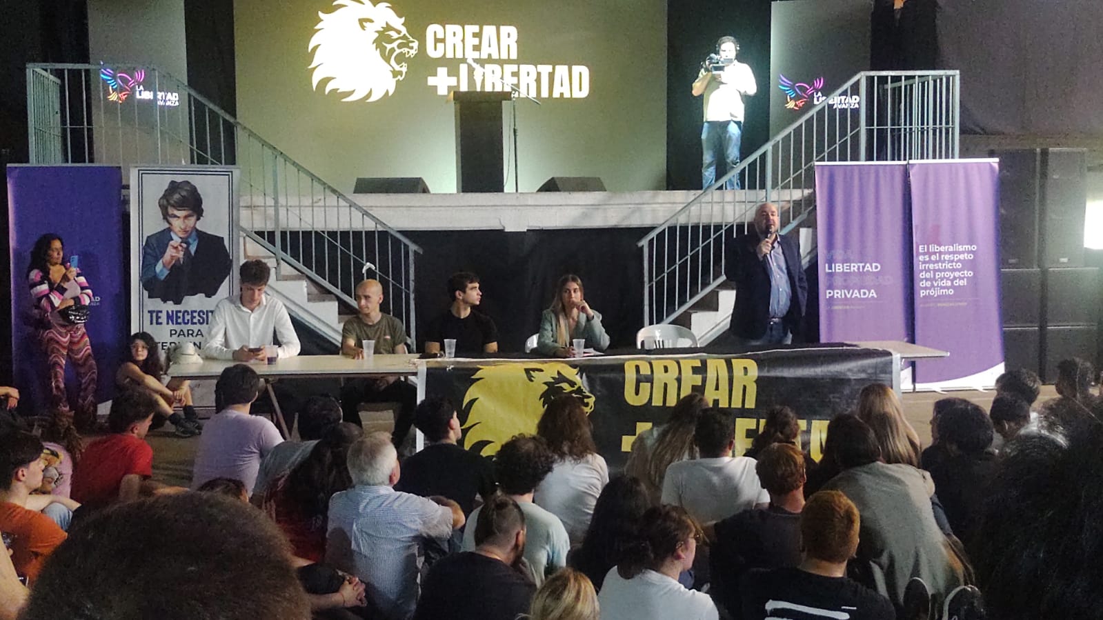 El diputado Carrancio dialogando con la juventu "Crear más libertad".