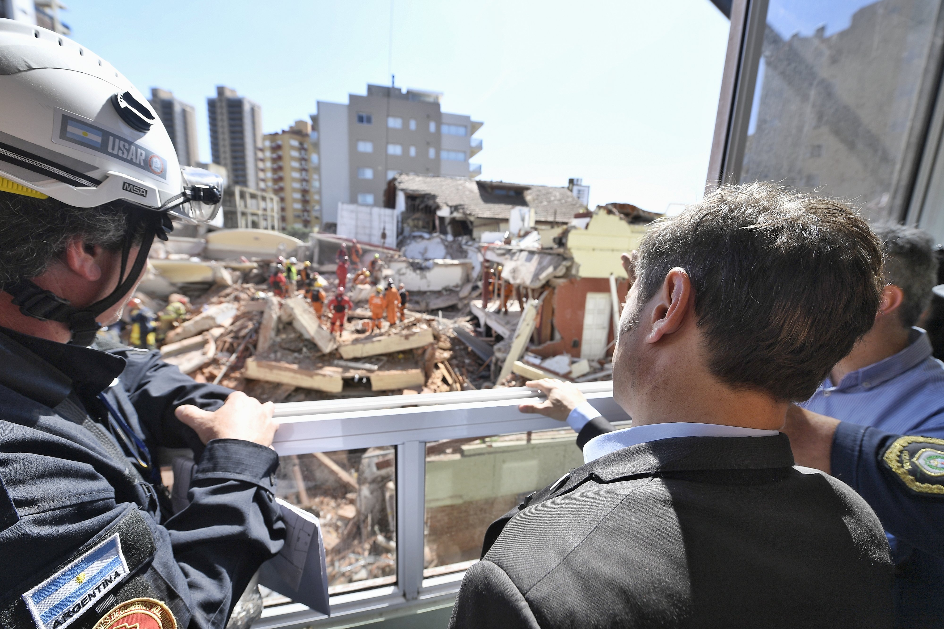 El Gobernador en la zona del derrumbe