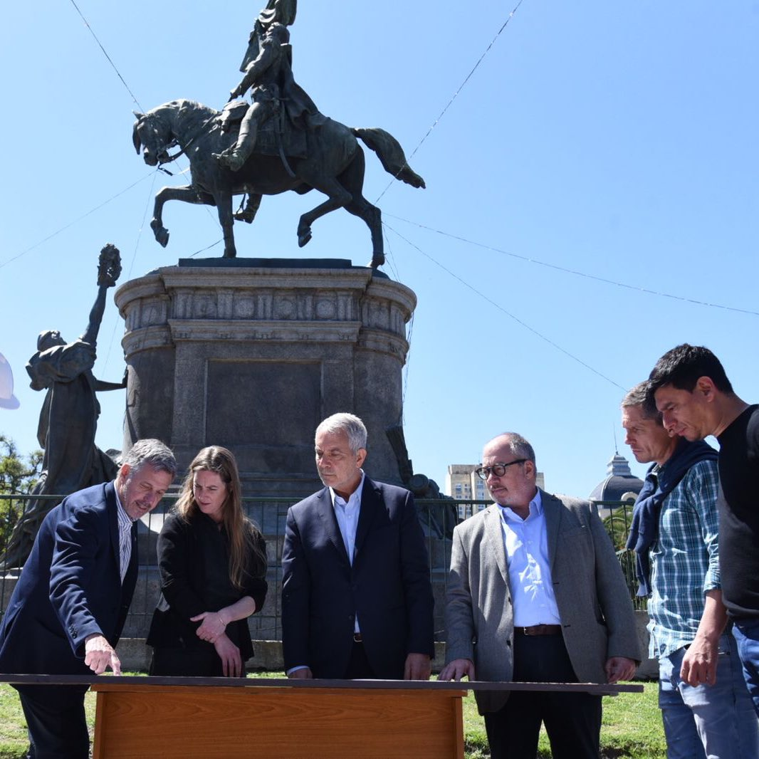 La estatua de San Martín será reemplazada por baldosas graníticas.