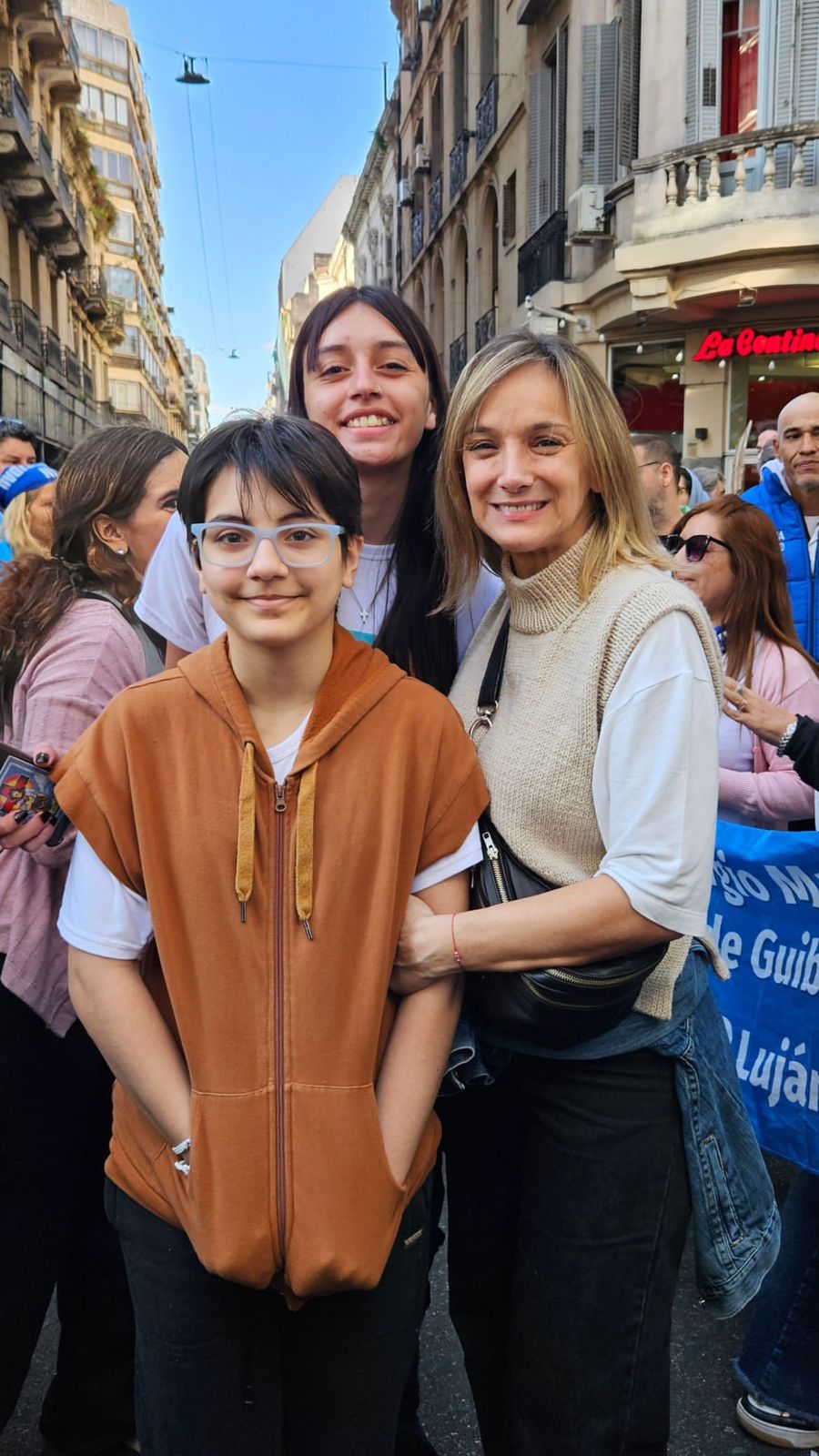 La hija de la diputada Rasquetti con Malena Malgarini en la Marcha Federal Universitaria.