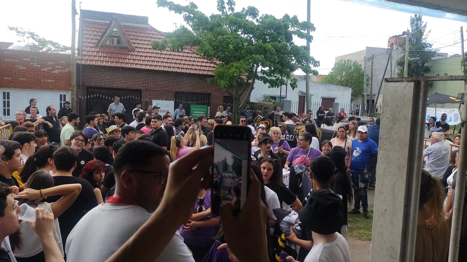 La militancia esperando a Karina Milei en Villa Elvira.