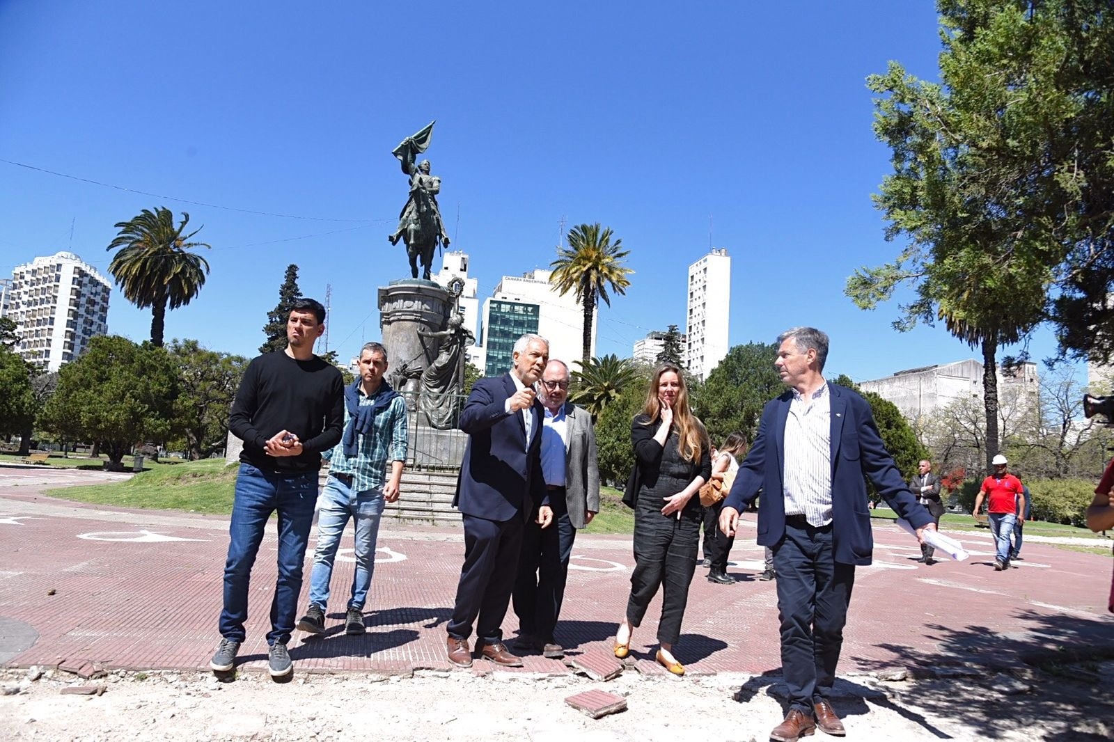 Las autoridades recorren Plaza San Martín.