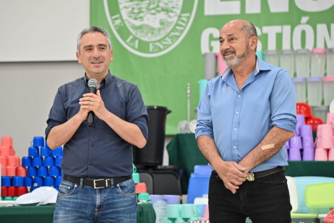 Entrega de equipamiento a 20 escuelas de Ensenada