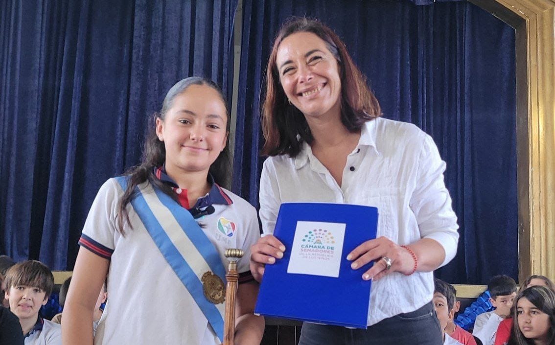 Paula Lamberti junto a una de las nuevas legisladoras de la República de los Niños.