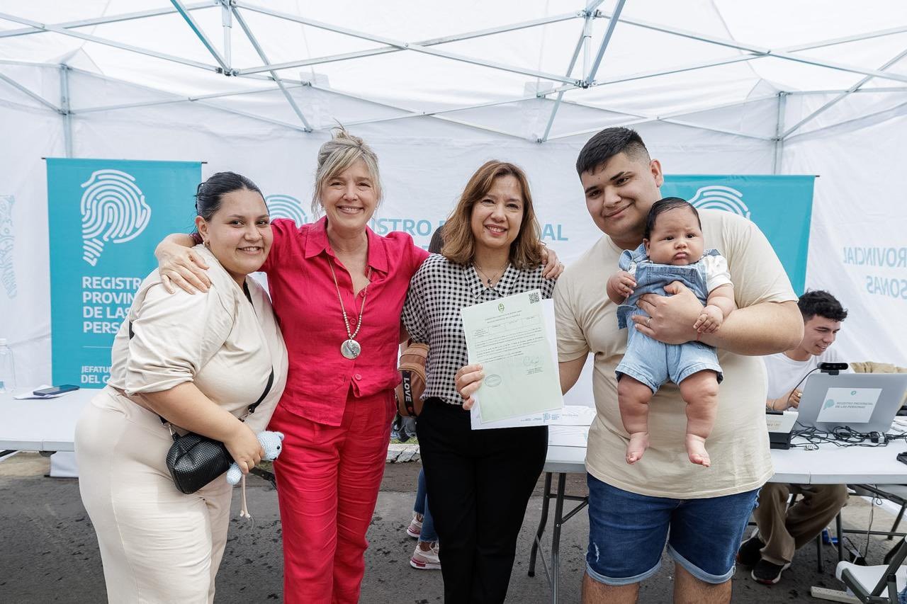 Cristina Álvarez Rodríguez entregando actas.