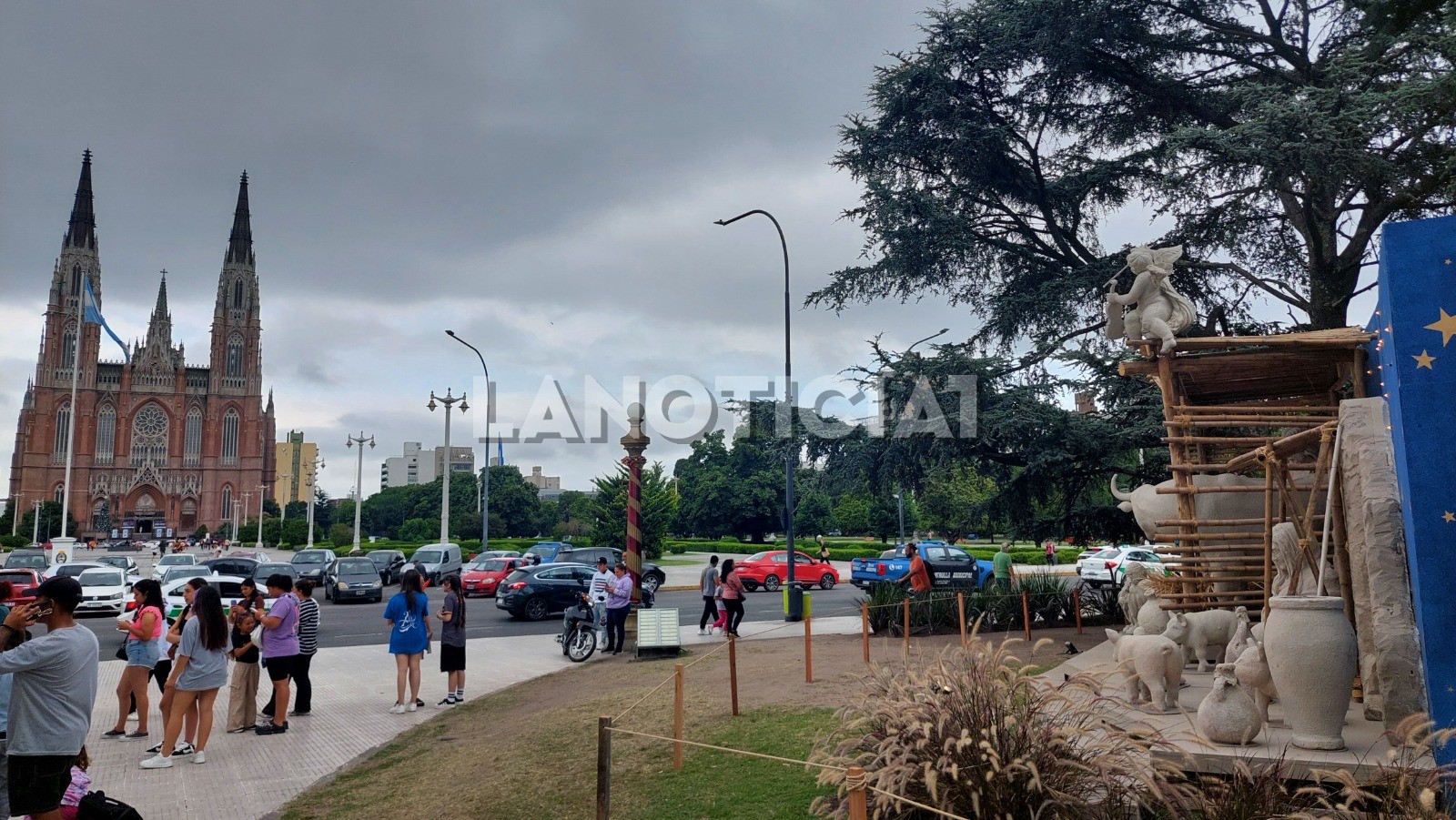 La Catedral del otro lado de Plaza Moreno, emplazada en el centro exacto de la ciudad.