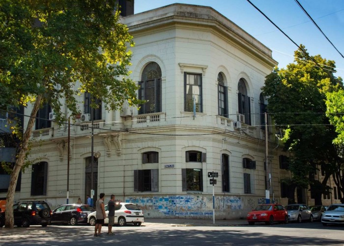La Escuela de Gobierno "Floreal Ferrara" está ubicada en el centro de La Plata.