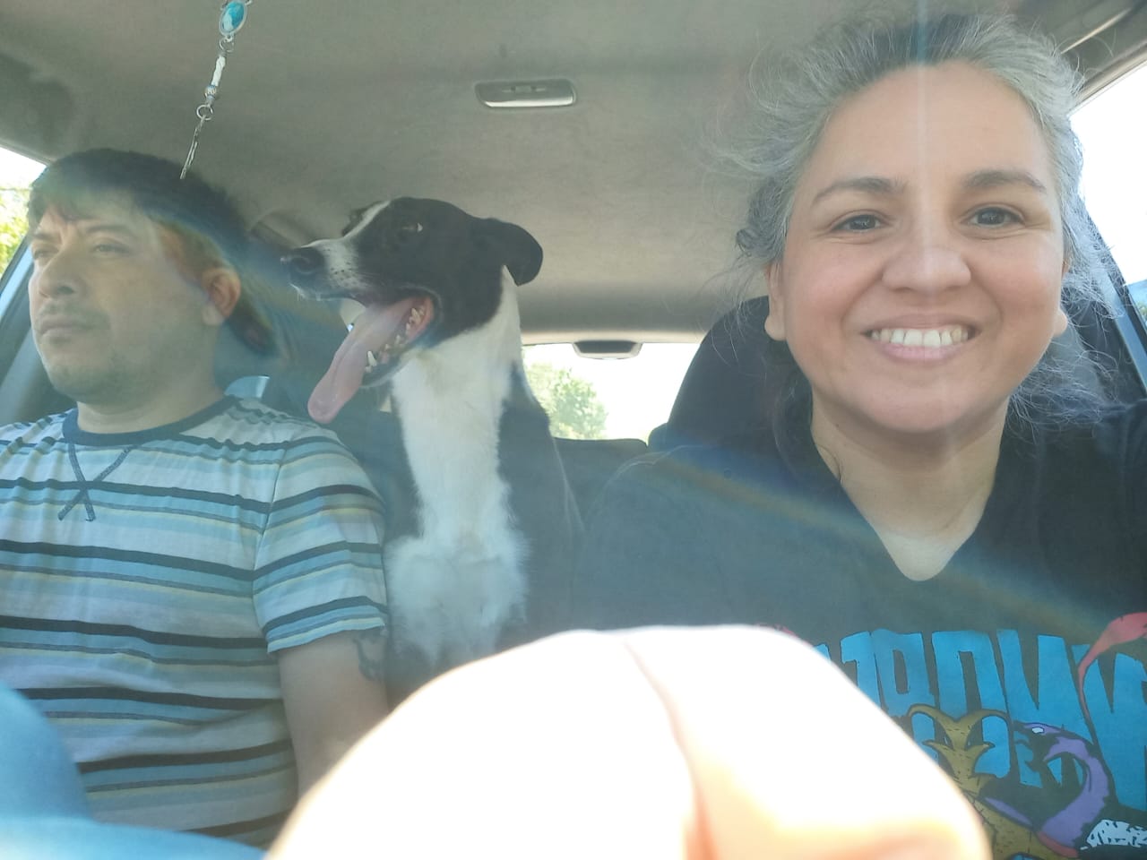 Kari con su compañero de vida y una de las perritas con las que comparte su vida.
