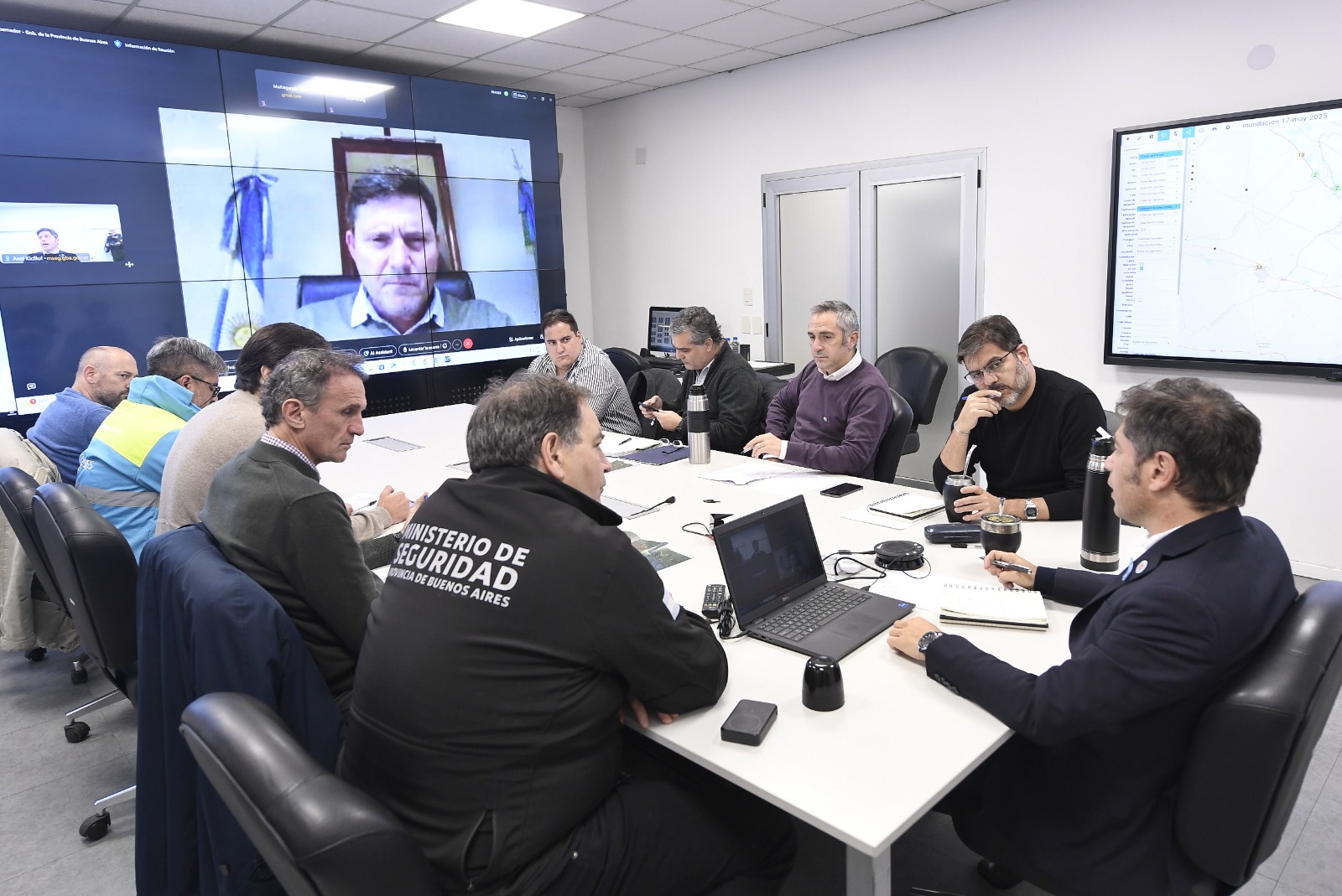 Kicillof y funcionario articulando acciones con los intendentes desde el Comité de Emergencias en Puente 12.