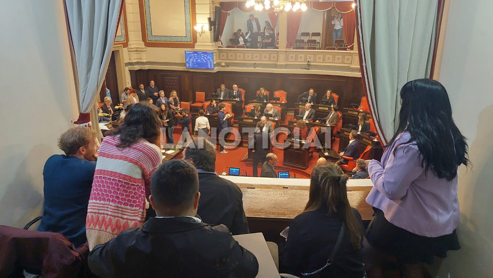 Los trabajadores de prensa en el palco durante la sesión especial del 12 de mayo en la que se aprobarón los plazos electorales.