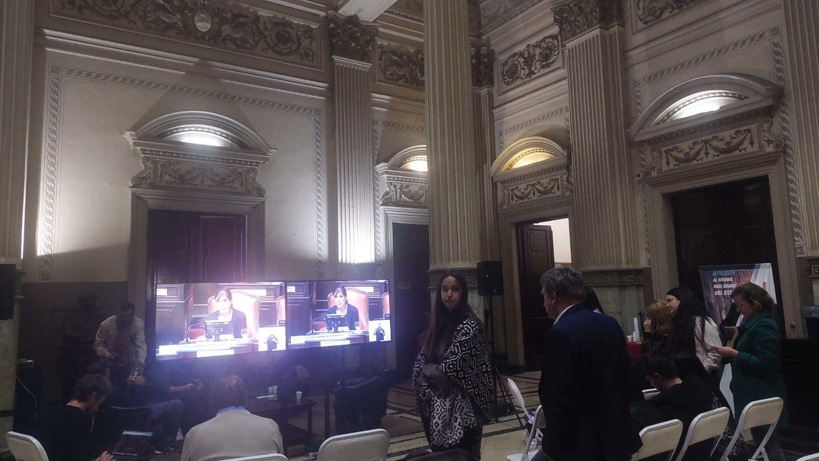 Los trabajadores de prensa en el Salón Antonio Caffiero.