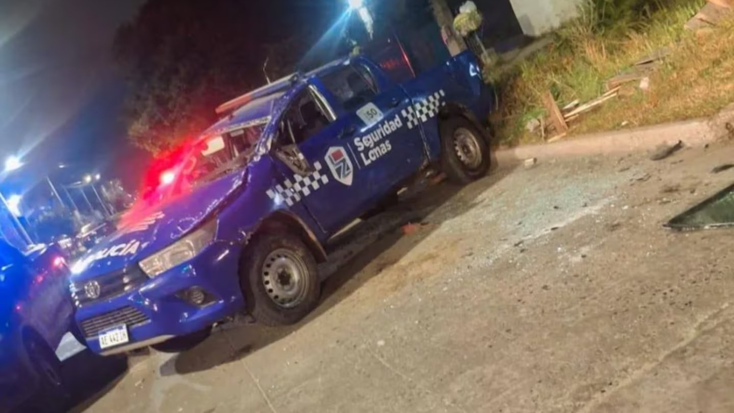 Los patrulleros quedaron destruidos por el impacto. Foto: La Unión - 2