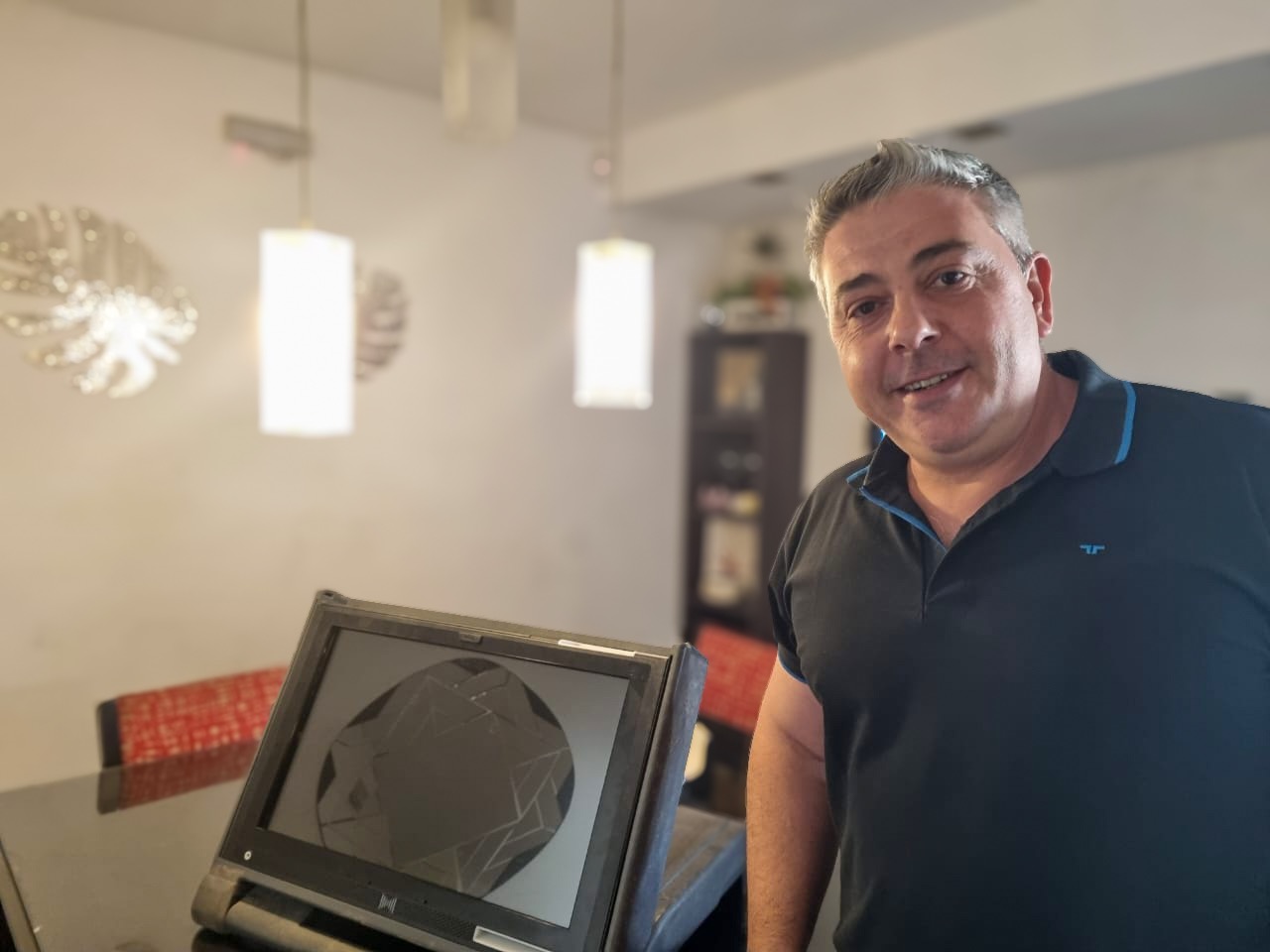 Urnas electrónicas tiradas en un campo