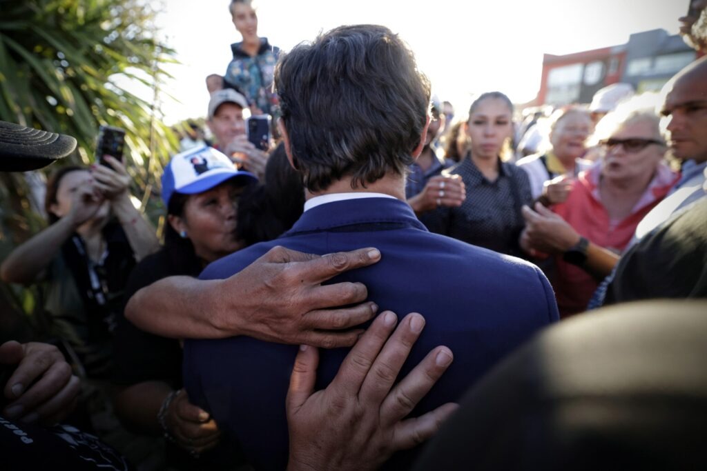 Axel Kicillof y el respaldo popular durante una recorrida