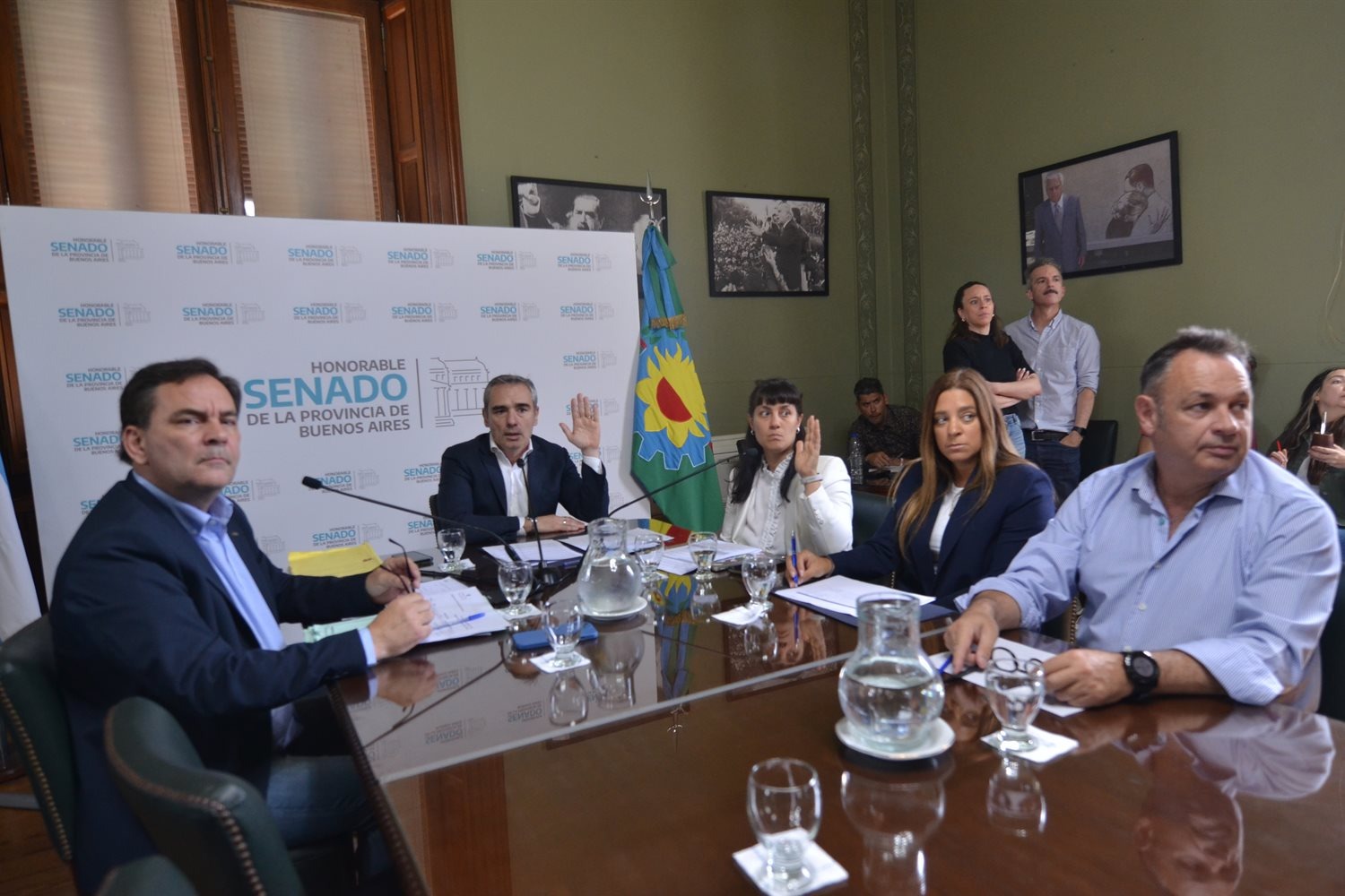 La Comisión de Presupuesto e Impuestos, presidida por el senador Marcelo Feliú (UxP), reunida en el Salón Antonio Cafiero.