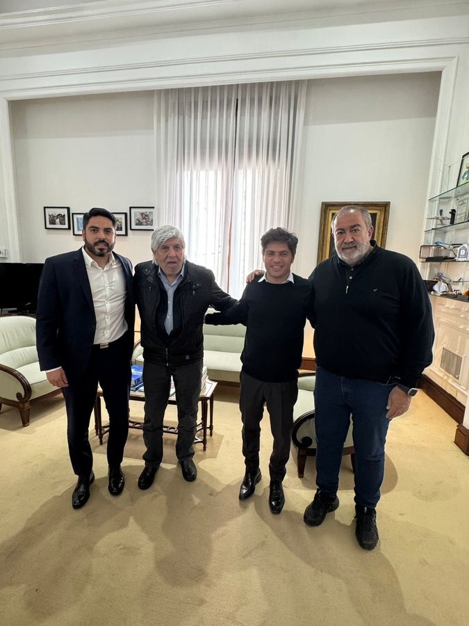 Moyano (paedre e hijo) junto a Kicillof y Daer.