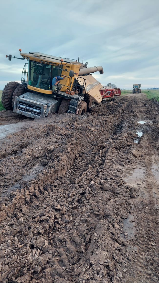 caminos rurales inundados en Azul - 2