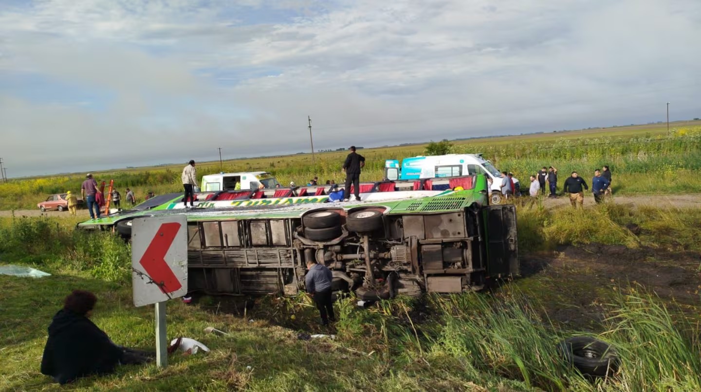 Accidente y tragedia en la Ruta 2: volcó un micro cerca de General ...
