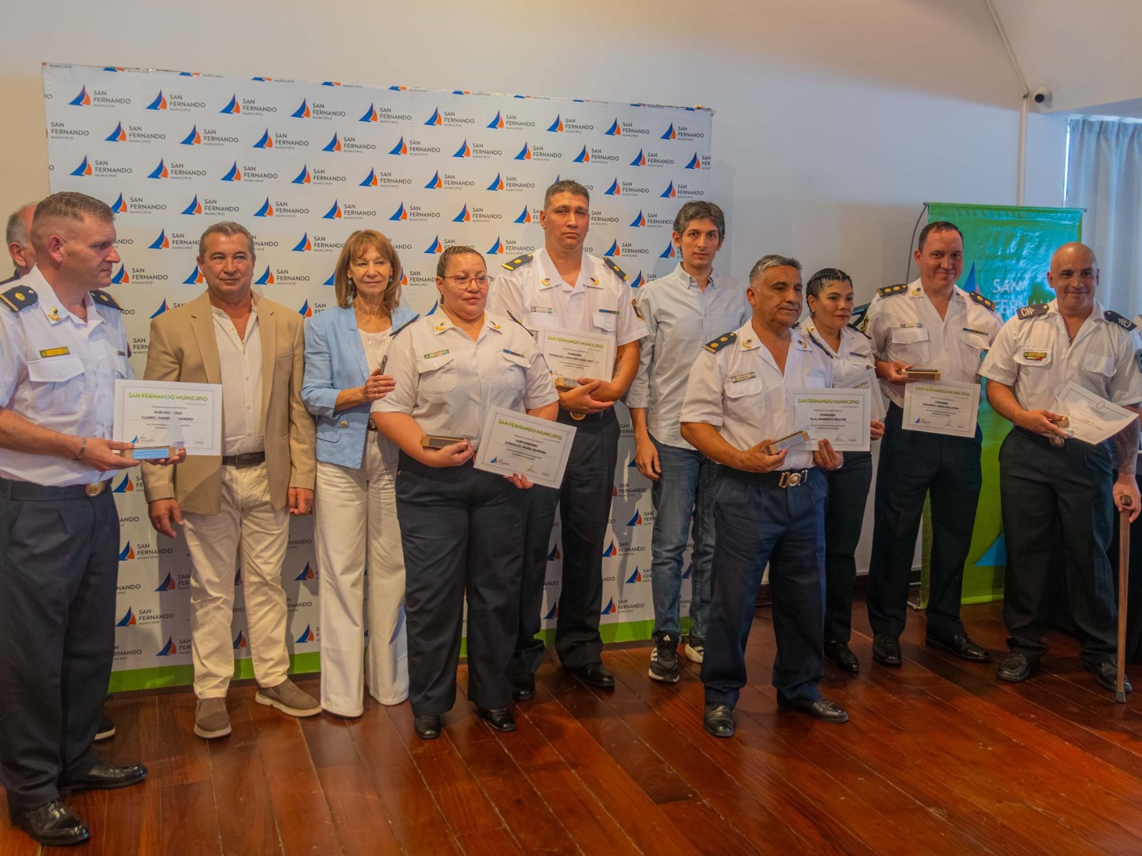 Homenaje a policías en San Fernando.