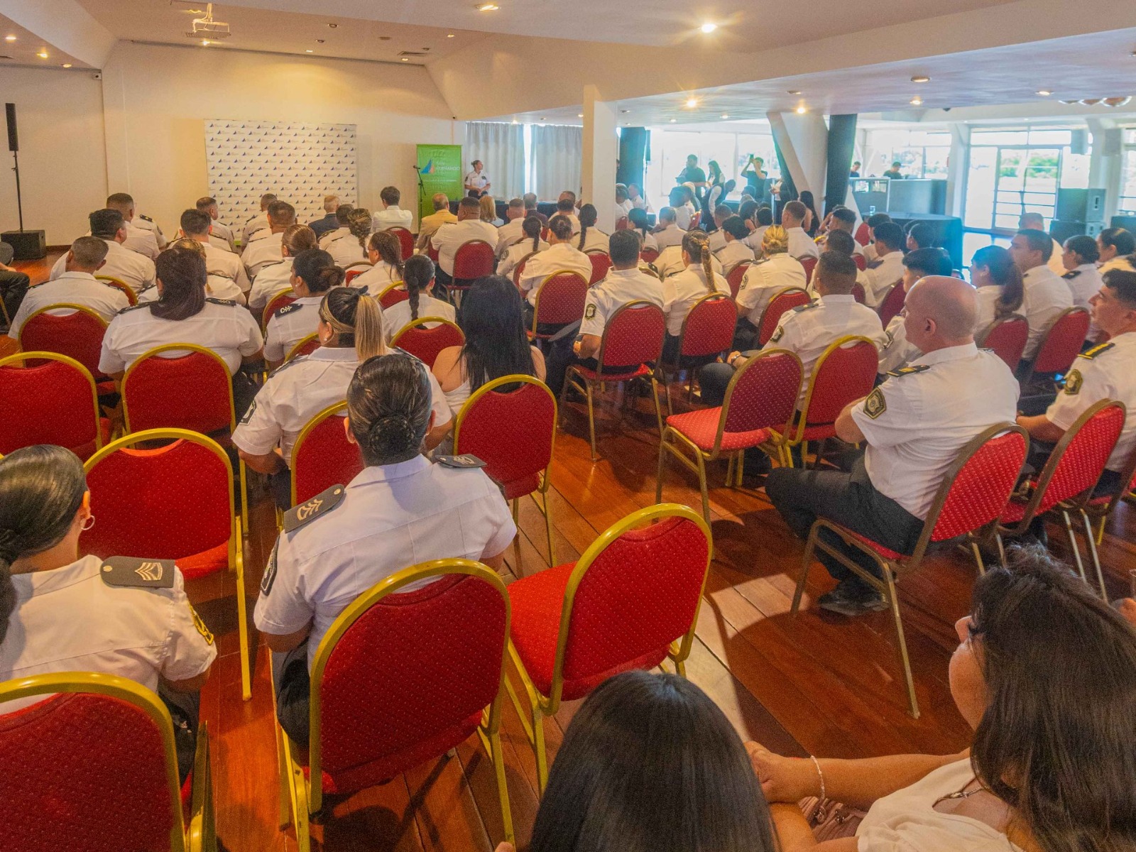 Homenaje a policías en San Fernando.