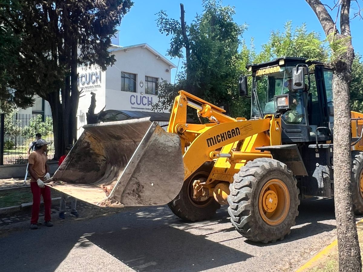 Temporal en Chivilcoy. Trabajan en la reparación del Centro Universitario.