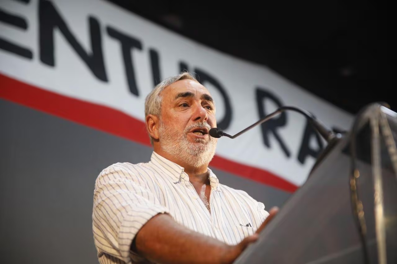 Miguel Fernández habla en un acto de la UCR bonaerense mientras crece la tensión por el adelantamiento de las elecciones internas.