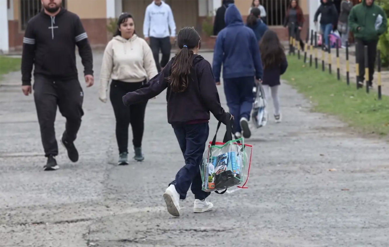 Ingresan a las escuelas con bolsas transparentes por las amenzas de tiroteos.