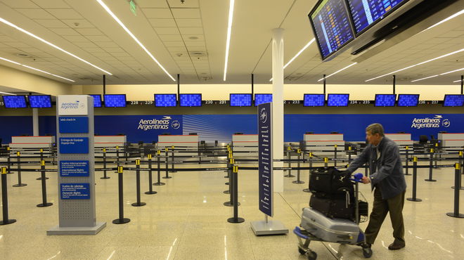 Cancelan vuelos por paro de controladores en todo el país