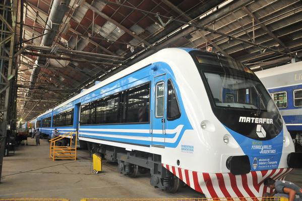 Cristina pone en marcha el tren que unirá Neuquén con Cipoletti