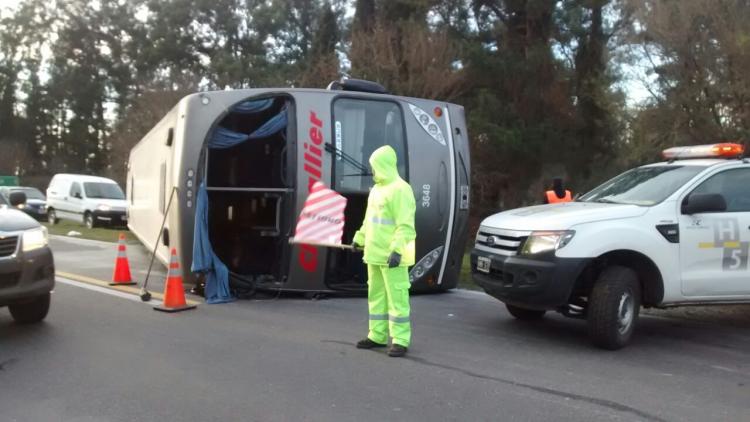 Volcó un micro en Ruta 5 altura Alberti: Al menos 20 heridos