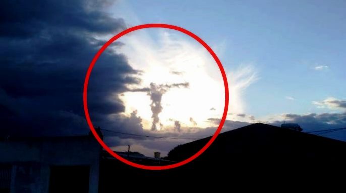 La impactante imagen de "Jesús en la cruz" que apareció en el cielo y sorprende en Ayacucho