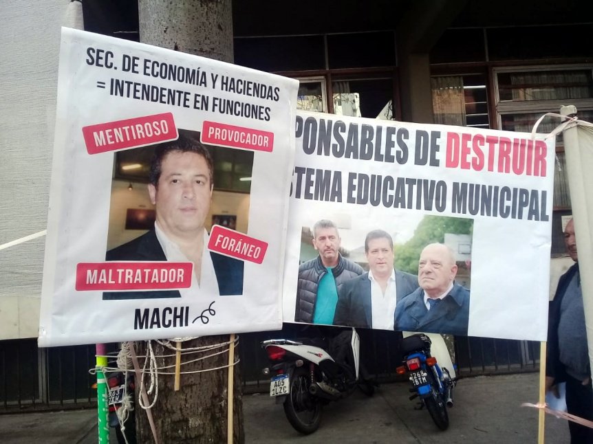 Mar del Plata: Docentes rodearon al Secretario de Hacienda exigiendo su renuncia