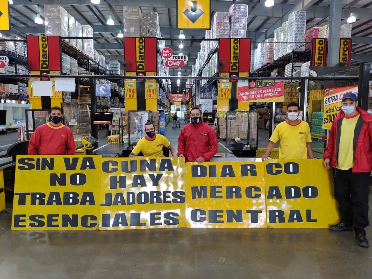 Trabajadores de supermercados piden ser vacunados: "Sin vacuna no hay trabajadores esenciales"